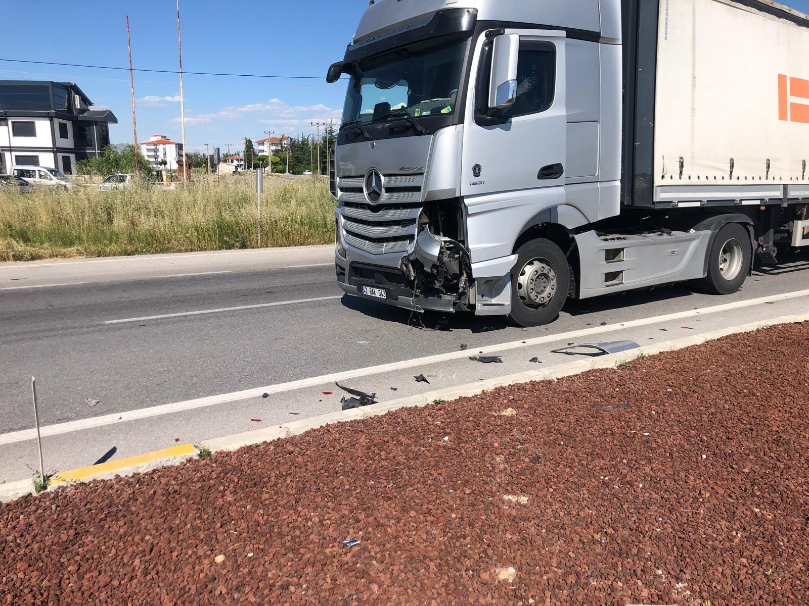 Afyonkarahisar’ın Bolvadin ilçesinde, dönel kavşakta otomobil ile tırın çarpışması sonucu