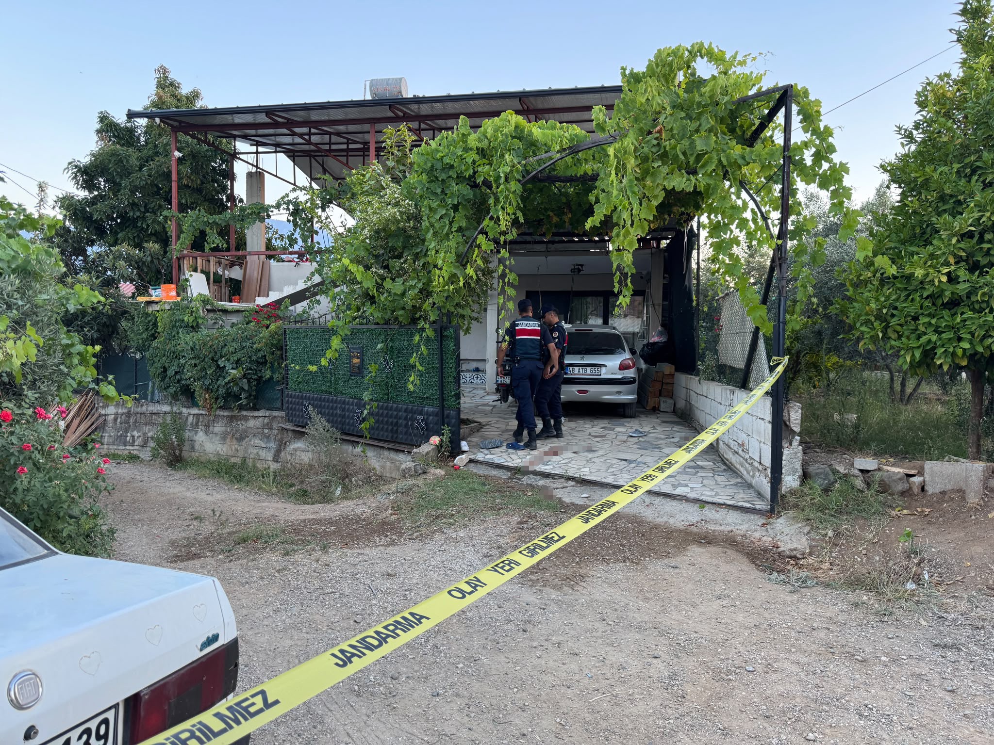 Muğla’nın Fethiye ilçesinde, komşular arasında çıkan ve duyanları hayrete düşüren
