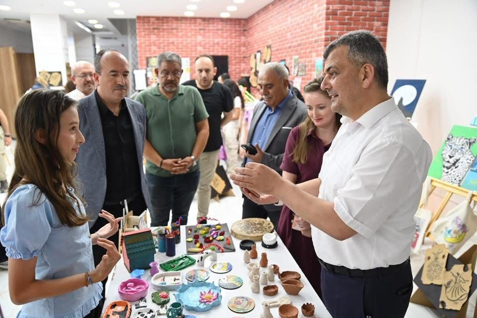 Afyonkarahisar’ın Emirdağ ilçesinde eğitim camiasını, velileri ve sanatseverleri bir araya