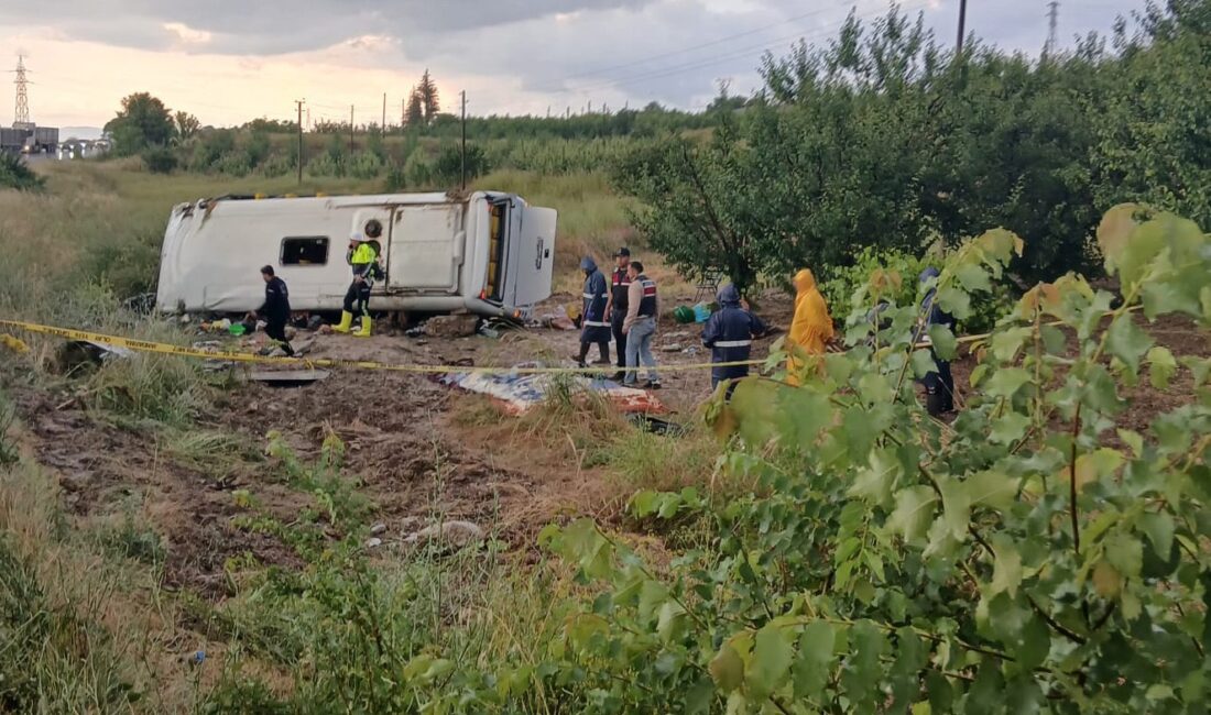 Isparta’nın Gelendost ilçesinde tur midibüsünün devrilmesi sonucu meydana gelen kazada