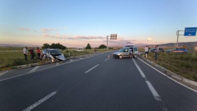 Afyonkarahisar’da bu sabah saatlerinde iki hafif ticari aracın kavşakta çarpışması