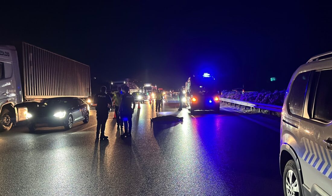 Bursa'da gece saatlerinde otobanda yürüyen bir yayanın dikkatsizliği, feci bir