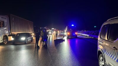 Bursa'da gece saatlerinde otobanda yürüyen bir yayanın dikkatsizliği, feci bir