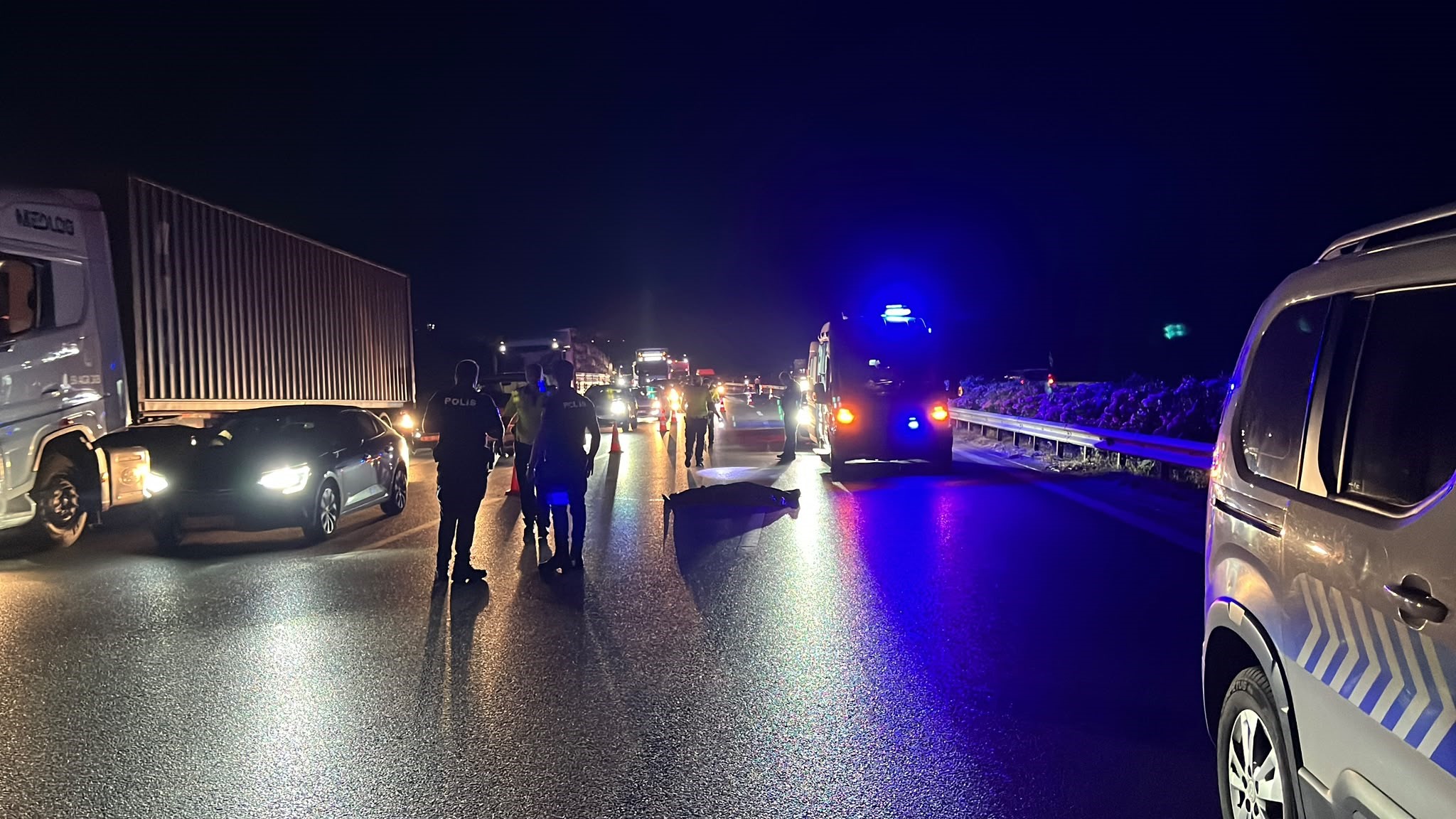 Bursa'da gece saatlerinde otobanda yürüyen bir yayanın dikkatsizliği, feci bir