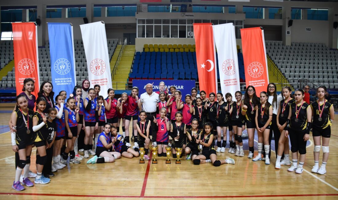 Afyonkarahisar’da genç sporcuların gelişimine katkı sağlamak ve voleybol sevgisini aşılamak