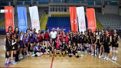 Afyonkarahisar’da genç sporcuların gelişimine katkı sağlamak ve voleybol sevgisini aşılamak