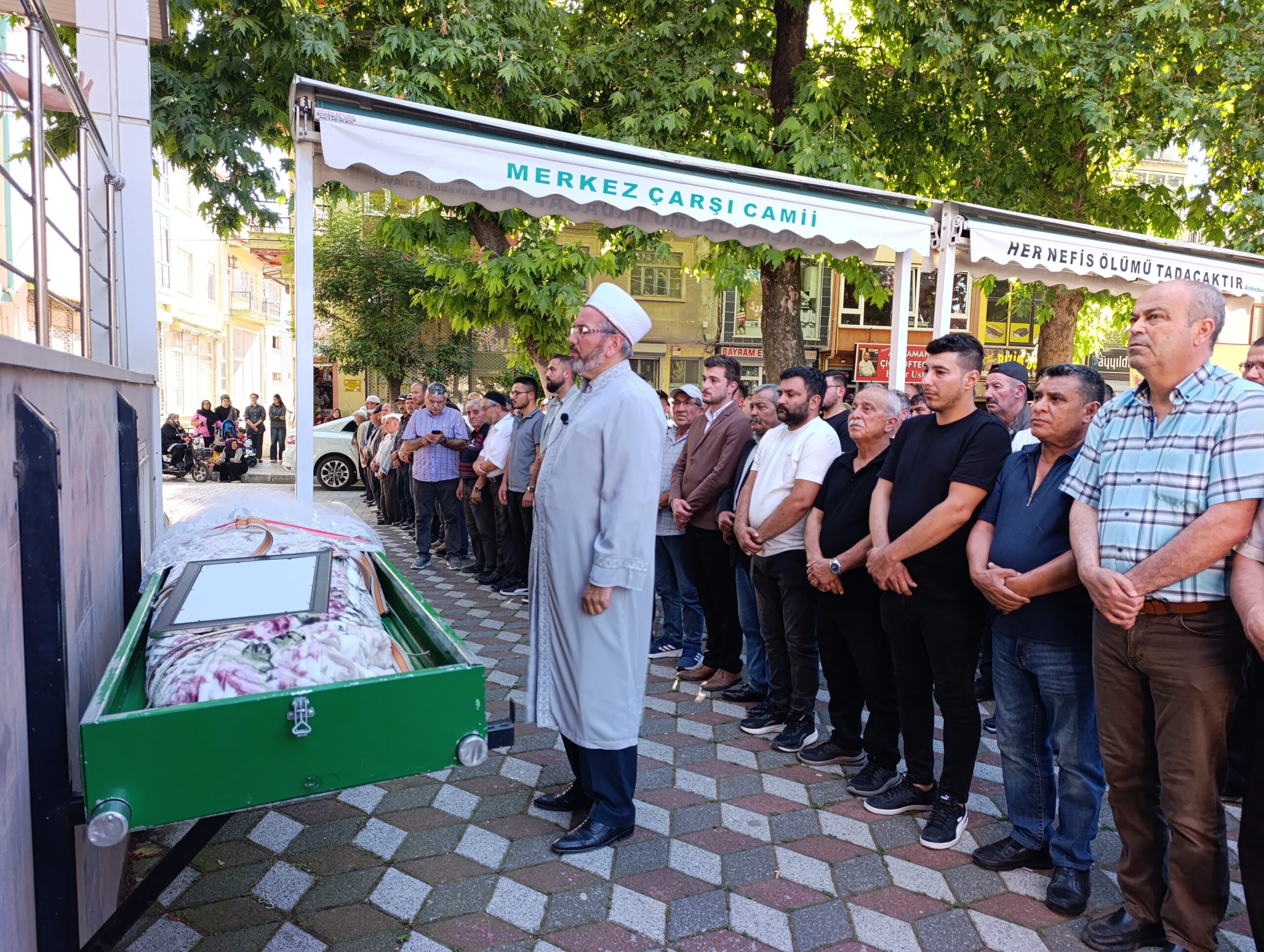 Isparta'da park halindeki bir otomobilin içerisinde arkadaşıyla birlikte gizemli bir