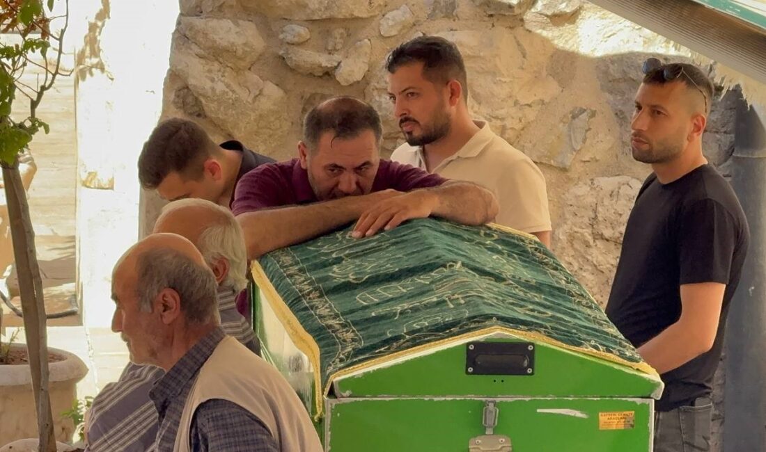 Isparta’nın Eğirdir ilçesinde yol kenarında park halindeki bir otomobilin içerisinde