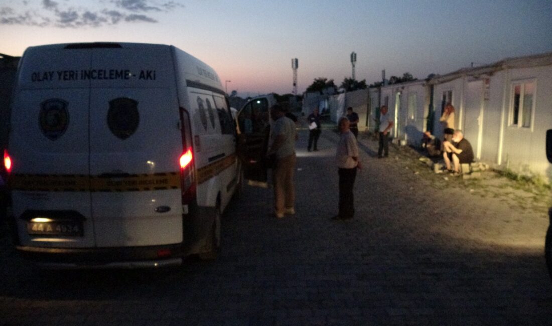 Malatya’da afet sonrasında yaşam mücadelesinin sürdüğü geçici barınma merkezlerinden birinde,