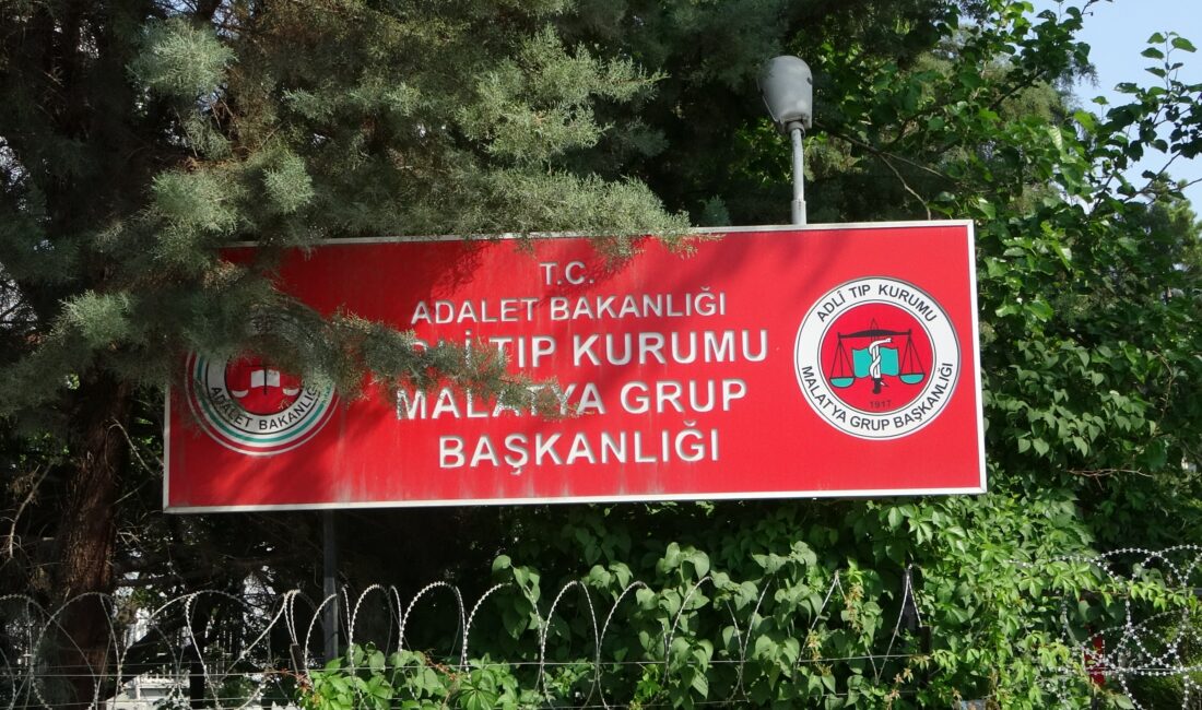 Malatya’nın Doğanşehir ilçesinde, engebeli arazide seyir halinde olan bir traktörün