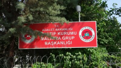 Malatya’nın Doğanşehir ilçesinde, engebeli arazide seyir halinde olan bir traktörün