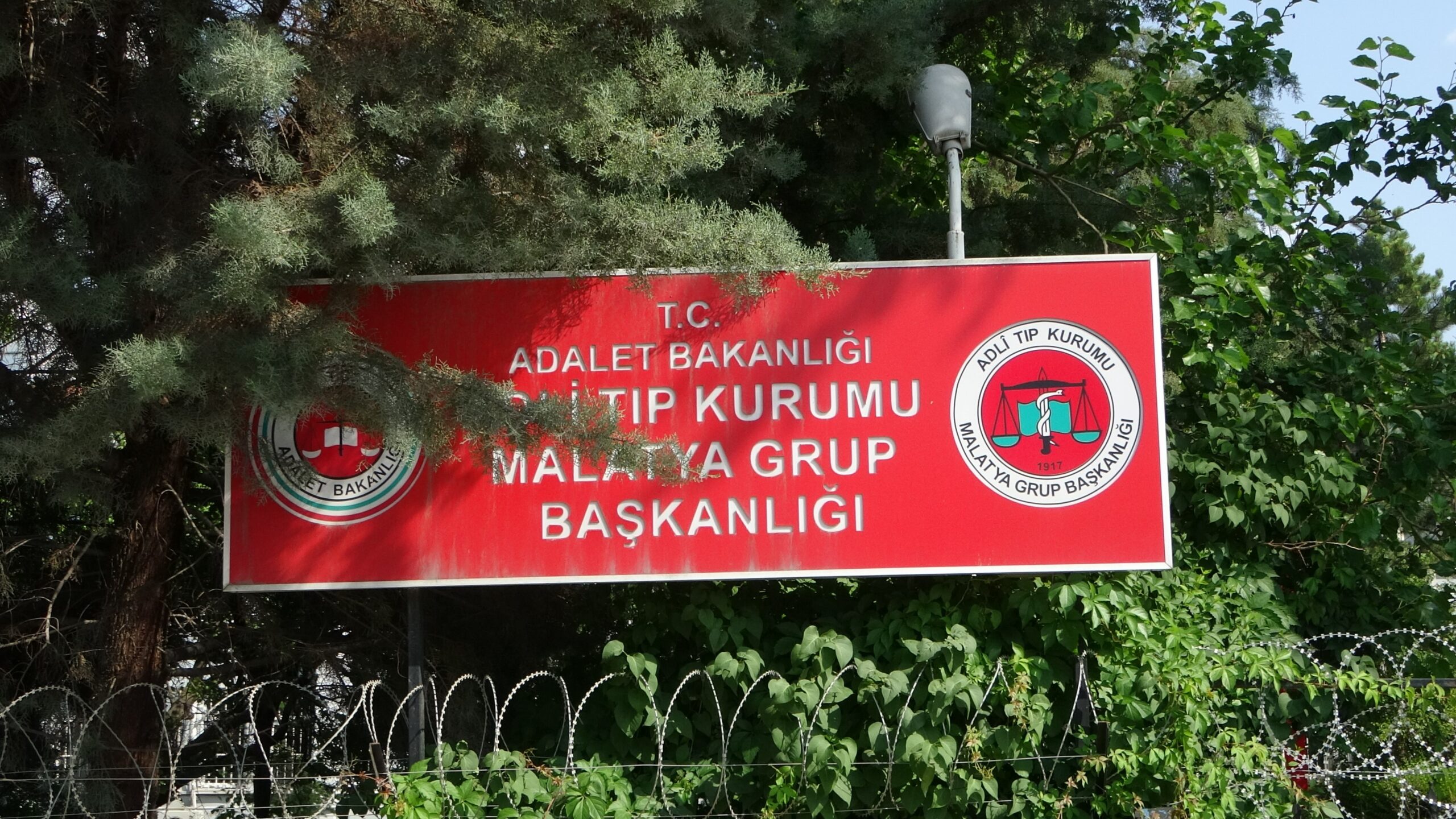 Malatya’nın Doğanşehir ilçesinde, engebeli arazide seyir halinde olan bir traktörün