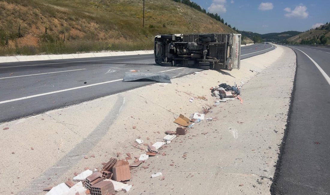 Afyonkarahisar’ın Bolvadin ilçesinde, inşaat malzemesi taşıyan bir kamyonetin sürücüsünün direksiyon