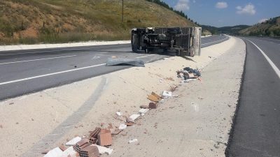 Afyonkarahisar’ın Bolvadin ilçesinde, inşaat malzemesi taşıyan bir kamyonetin sürücüsünün direksiyon