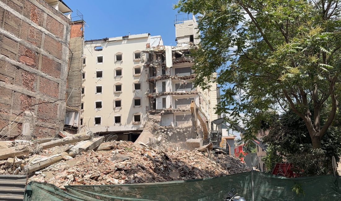 Afyonkarahisar kent merkezinde sabah saatlerinde gerçekleştirilen bir bina yıkımı, alınan