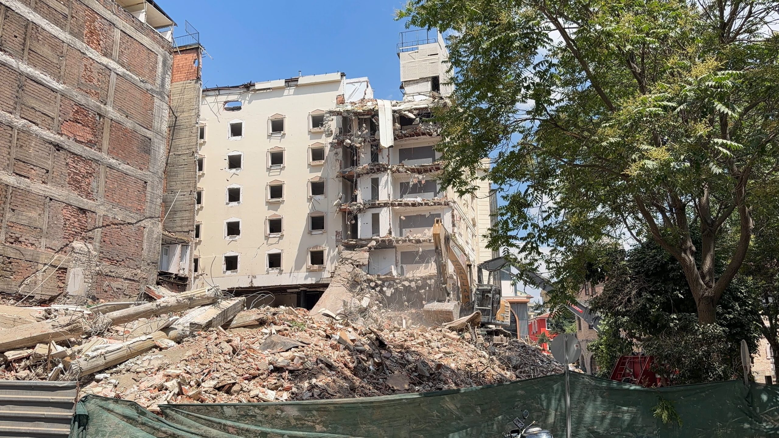 Afyonkarahisar kent merkezinde sabah saatlerinde gerçekleştirilen bir bina yıkımı, alınan