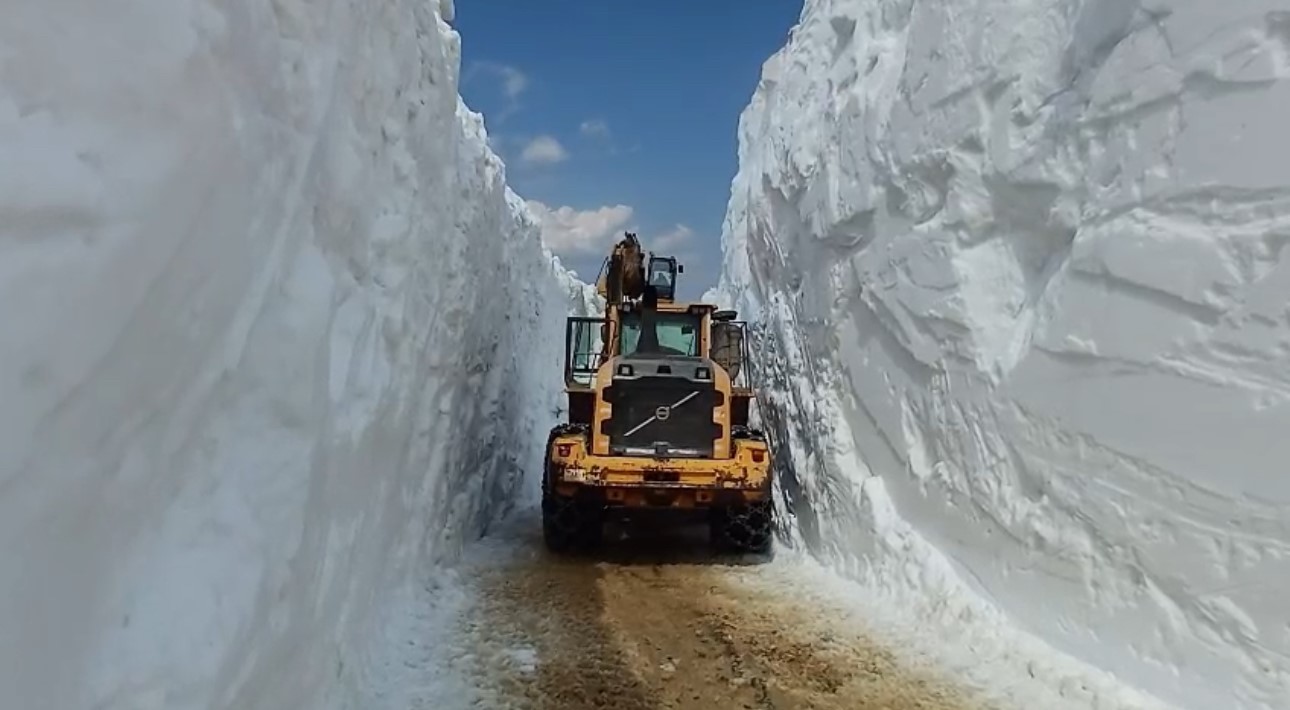 Hakkari'nin Yüksekova ilçesinde, temmuz ayına sayılı günler kalmasına rağmen karla