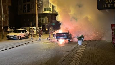 Bursa'da seyir halindeyken bir anda alev alan otomobil kullanılamaz hale