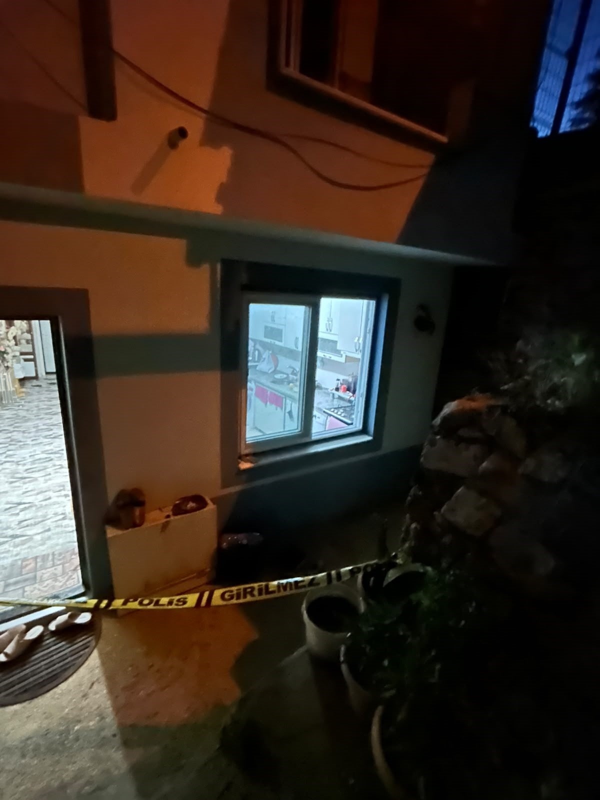 Rüyasında kendisini boğduğunu gördüğünü öne süren genç kız, annesini öldürdü