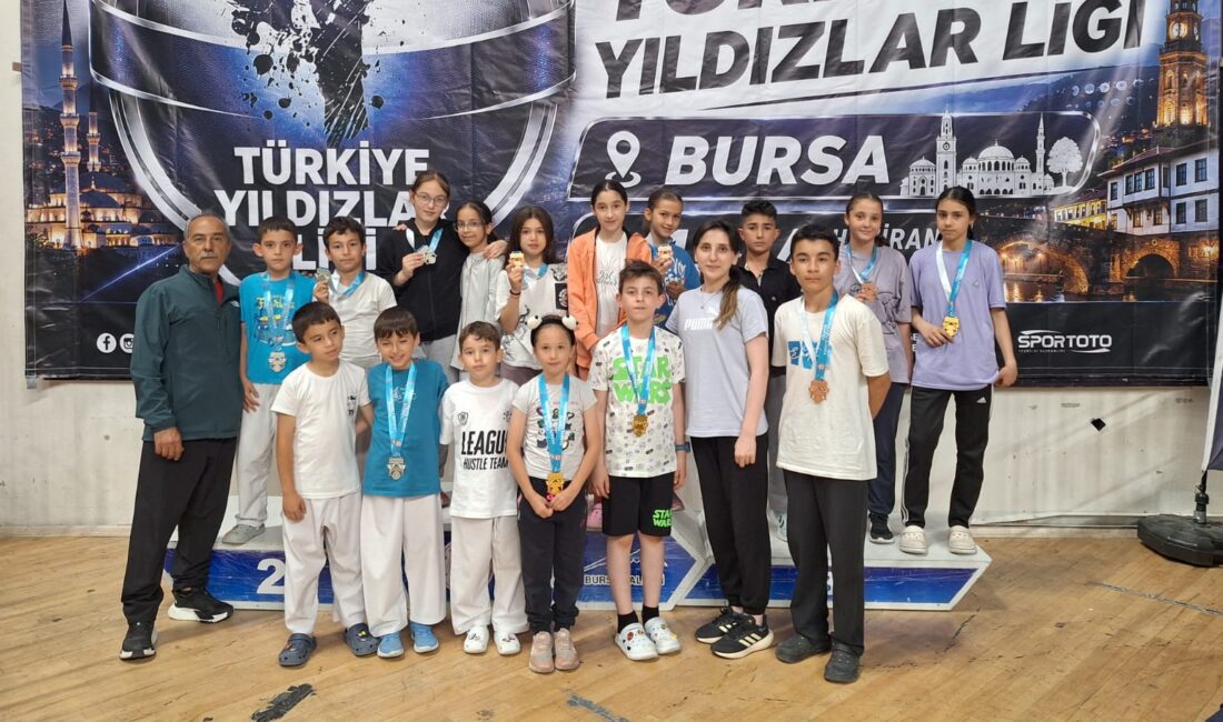 Bursa’da düzenlenen Türkiye Yıldızlar Ligi Karate Müsabakaları’nda mücadele eden Afyonkarahisarlı