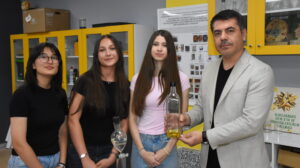 Afyonkarahisar'da lise öğrencileri, evsel atıklarda çoğalttıkları siyah asker sineğinin larvasından