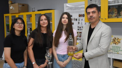 Afyonkarahisar'da lise öğrencileri, evsel atıklarda çoğalttıkları siyah asker sineğinin larvasından