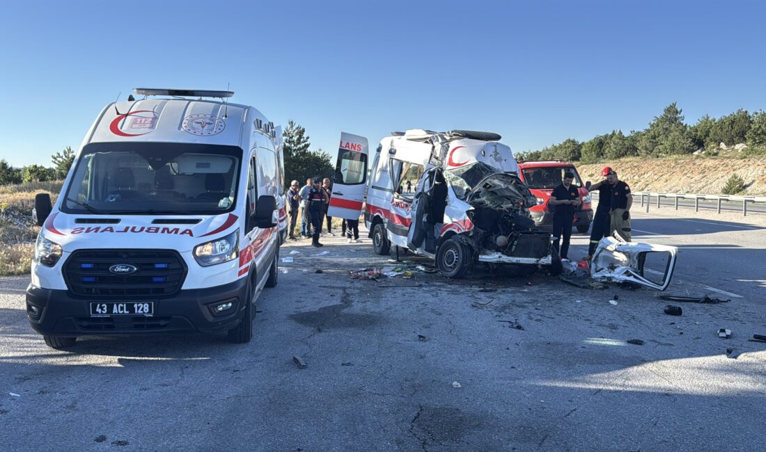 Kütahya'da ambulansın iki tıra çarpması sonucu 1 kişi hayatını kaybetti,