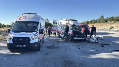 Kütahya'da ambulansın iki tıra çarpması sonucu 1 kişi hayatını kaybetti,