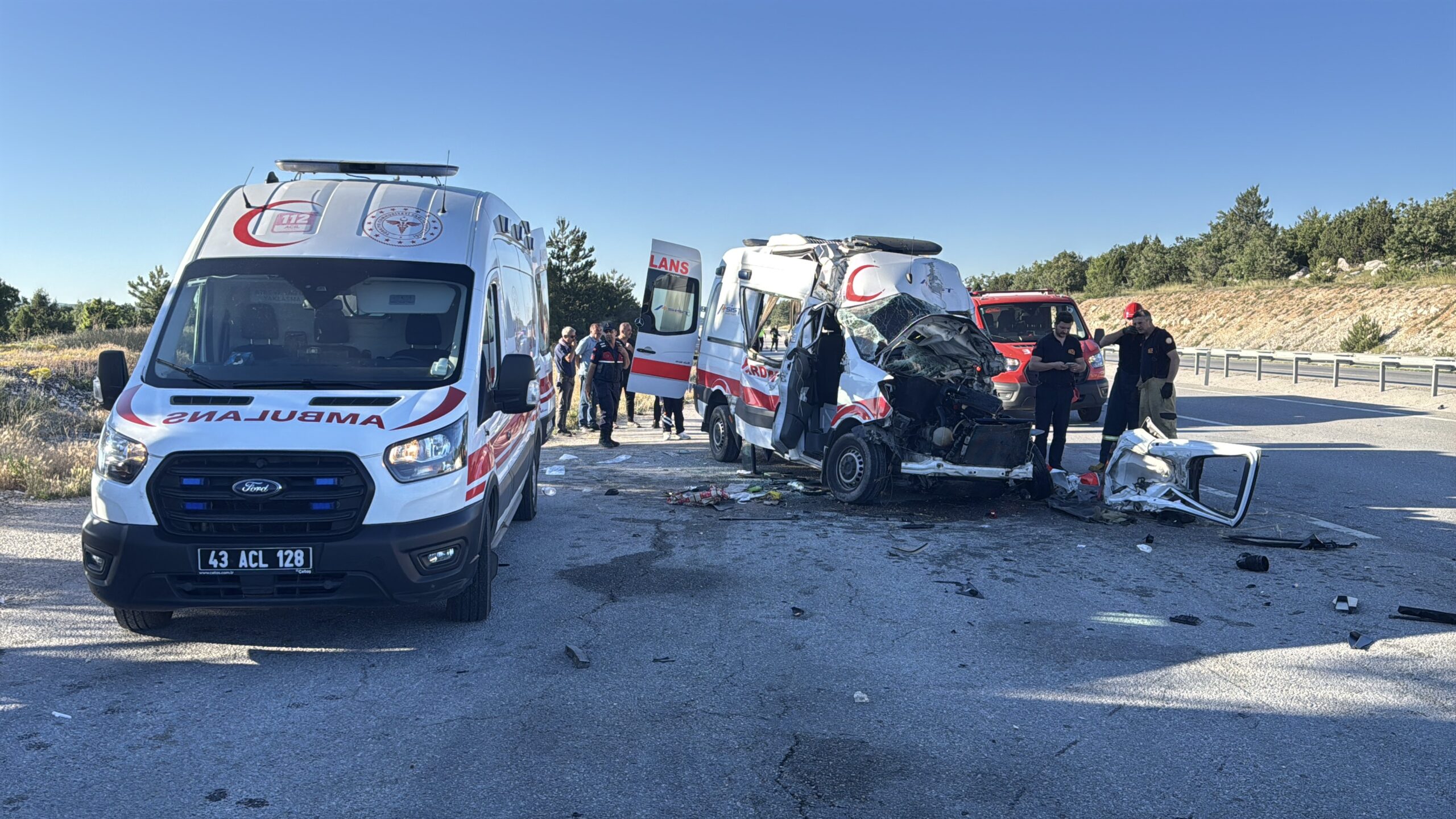 Kütahya'da ambulansın iki tıra çarpması sonucu 1 kişi hayatını kaybetti,