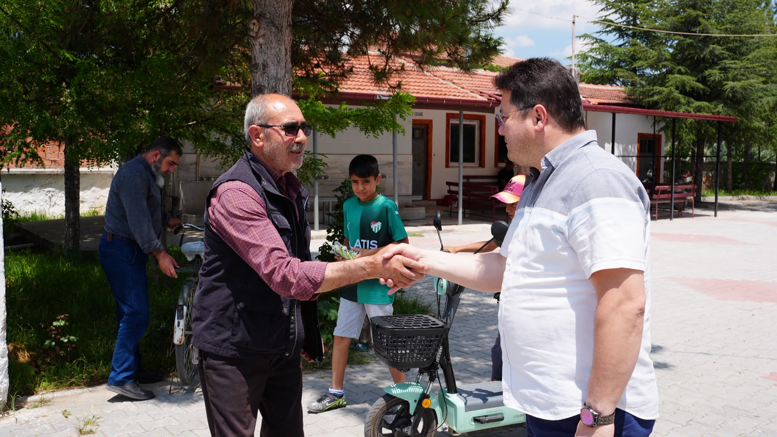 Bolvadin Belediye Başkanı Derviş Aynacı, Cuma namazı sonrası Müslümana Mahallesi’nde