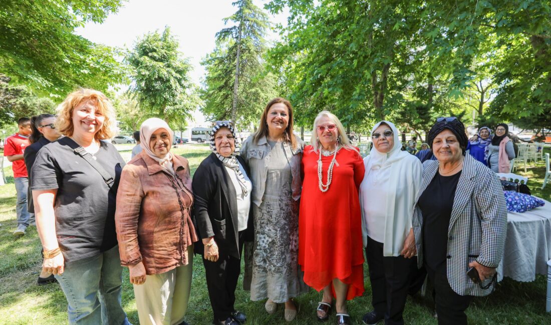 Afyonkarahisar Belediye Başkanı Burcu Köksal, Gül Anneler Derneği tarafından düzenlenen