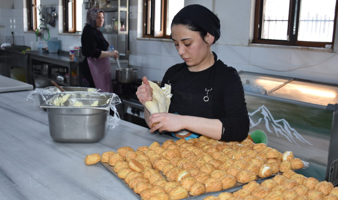 Afyonkarahisar'ın Çay ilçesinde faaliyet gösteren kadın kooperatifinin kursiyerleri, ürettikleri unlu