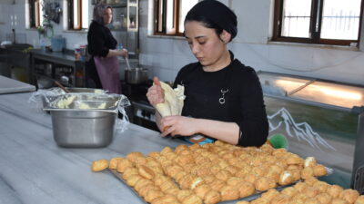 Afyonkarahisar'ın Çay ilçesinde faaliyet gösteren kadın kooperatifinin kursiyerleri, ürettikleri unlu