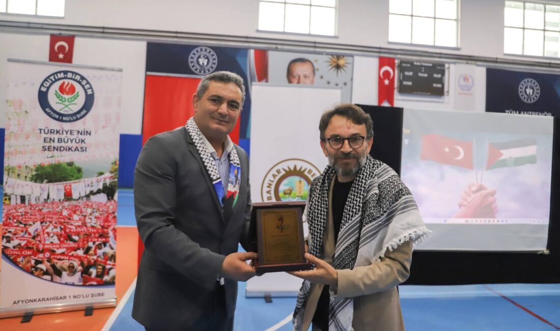 Çobanlar Belediyesi tarafından düzenlenen programda SUMUD aktivisti Mustafa Arslan vatandaşlarla
