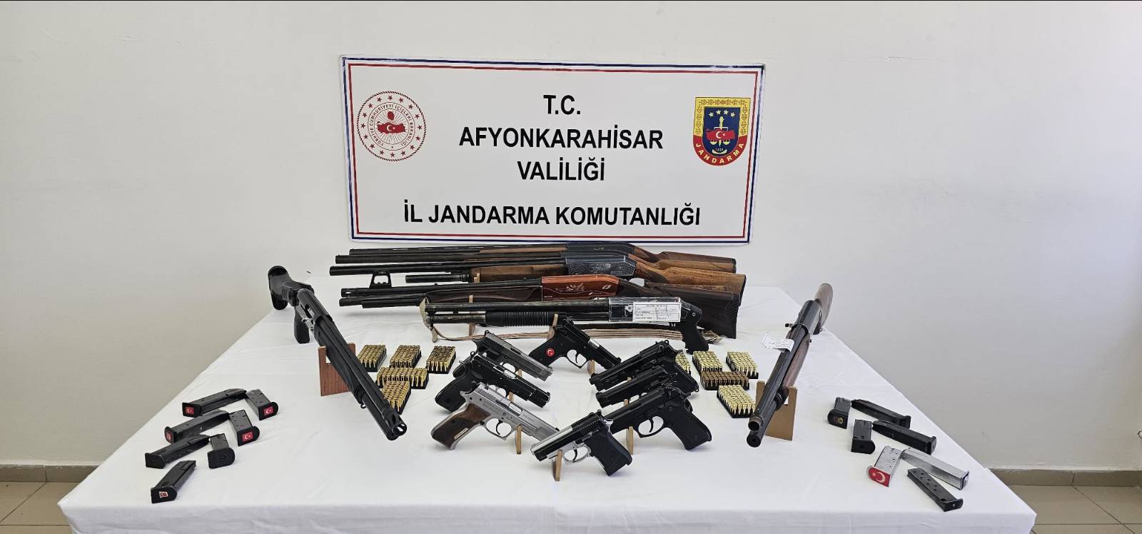 Afyonkarahisar İl Jandarma Komutanlığı ekiplerince, Çobanlar ilçesinde düğünlerde silahla havaya