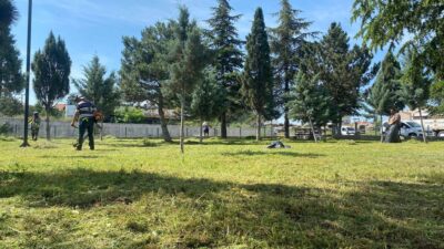 Emirdağ Belediyesi, ilçenin farklı noktalarında ot biçme ve çevre düzenleme
