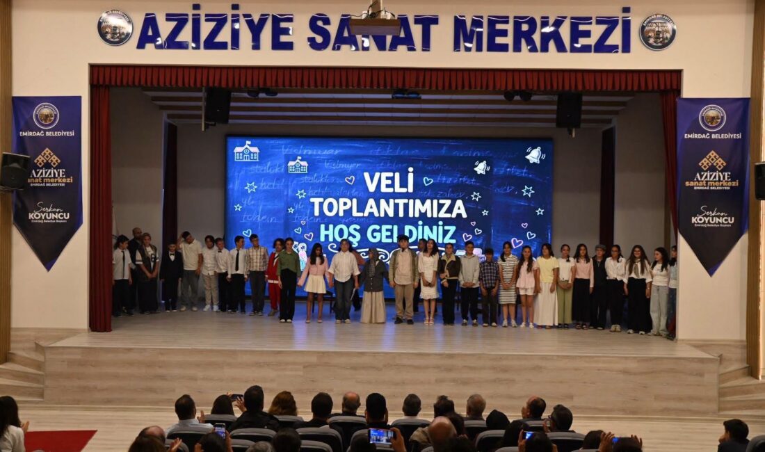 ​Mithat Paşa Ortaokulu öğrencileri, yıl boyunca hazırladıkları el emeği çalışmalarını