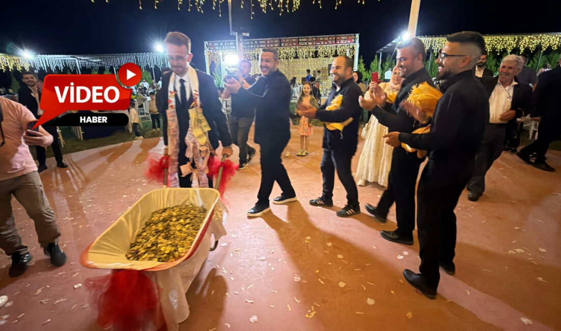Tokat’ın Erbaa ilçesinde dünya evine giren çiftinin düğününde damadın arkadaşlarının