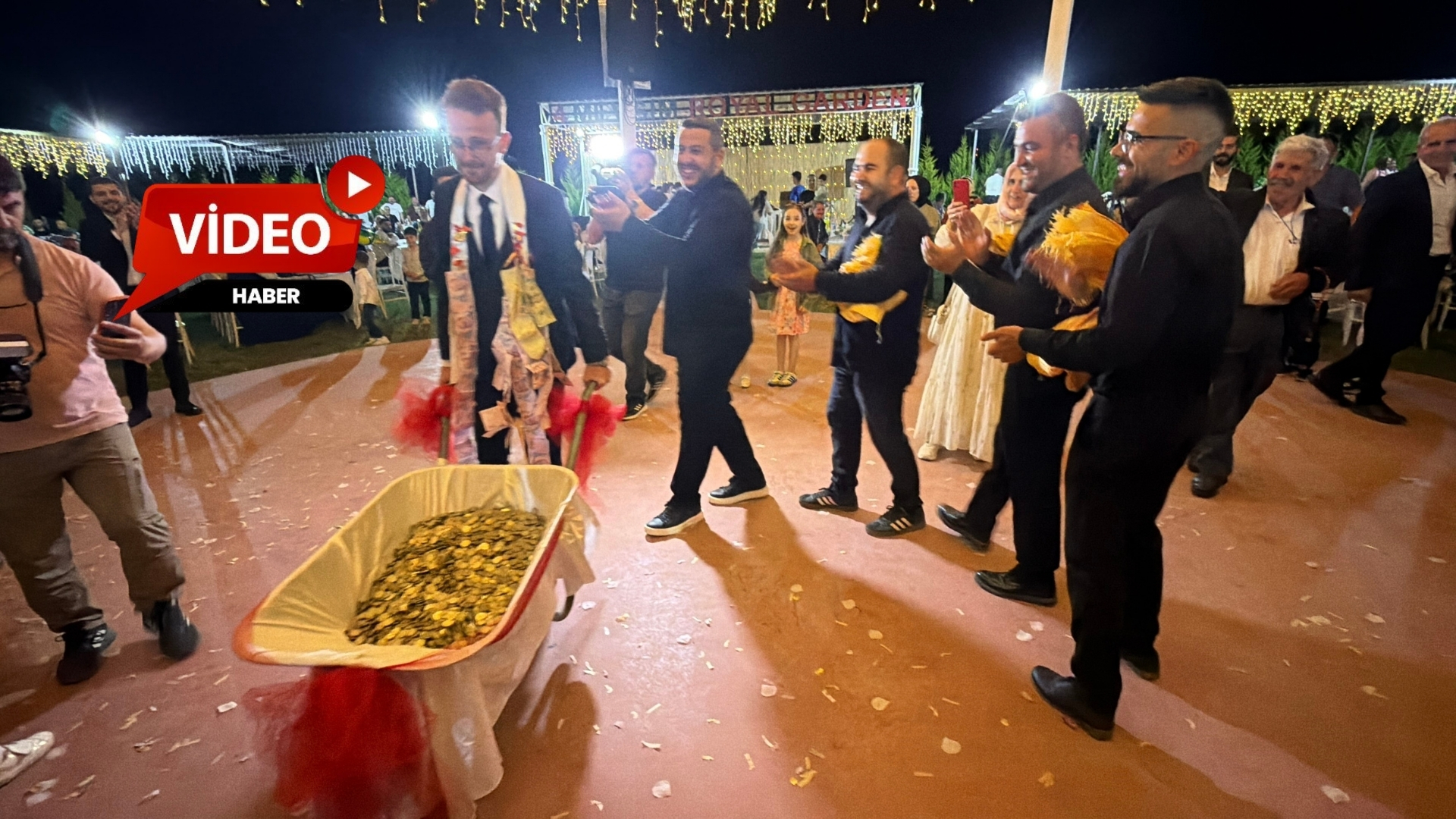 Tokat’ın Erbaa ilçesinde dünya evine giren çiftinin düğününde damadın arkadaşlarının