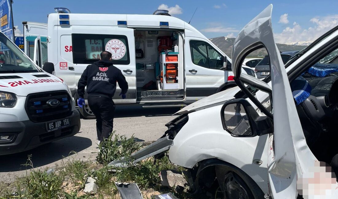 Van’ın Çaldıran ilçesinde iki otomobilin çarpışması sonucu meydana gelen trafik