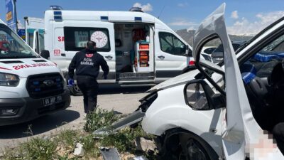Van’ın Çaldıran ilçesinde iki otomobilin çarpışması sonucu meydana gelen trafik
