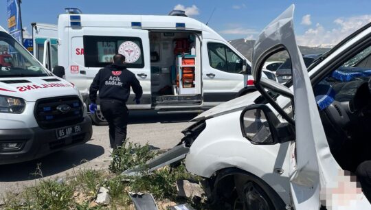 Van’ın Çaldıran ilçesinde iki otomobilin çarpışması sonucu meydana gelen trafik