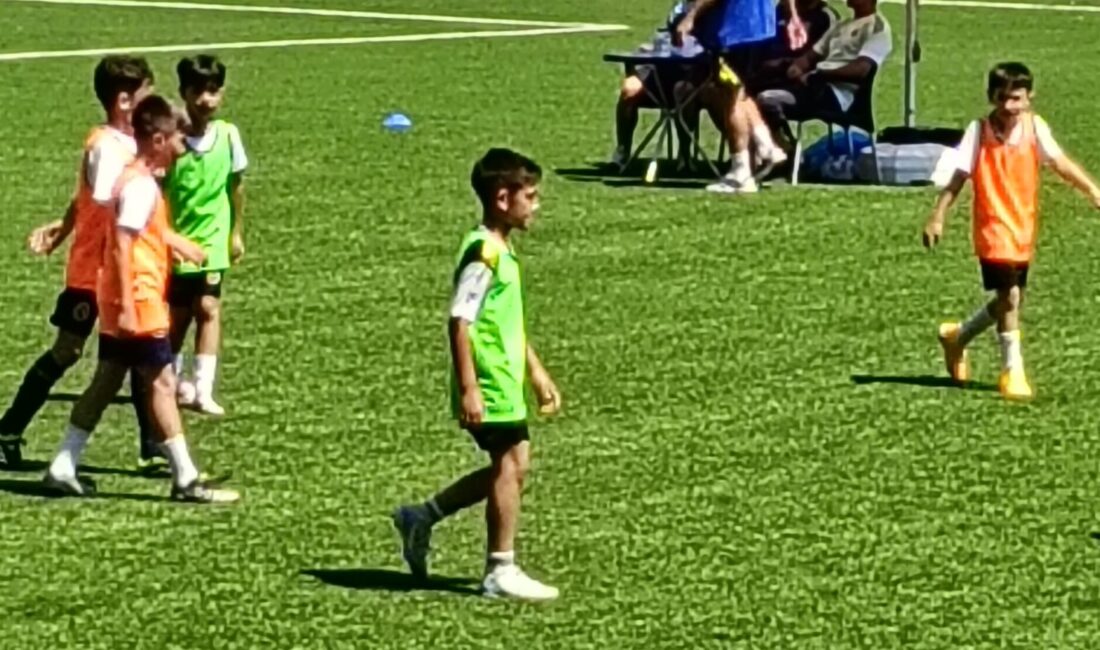 Afyonkarahisar'ın Sandıklı ilçesinden yetişen genç futbolcu Mustafa Özdayı, gösterdiği performansla