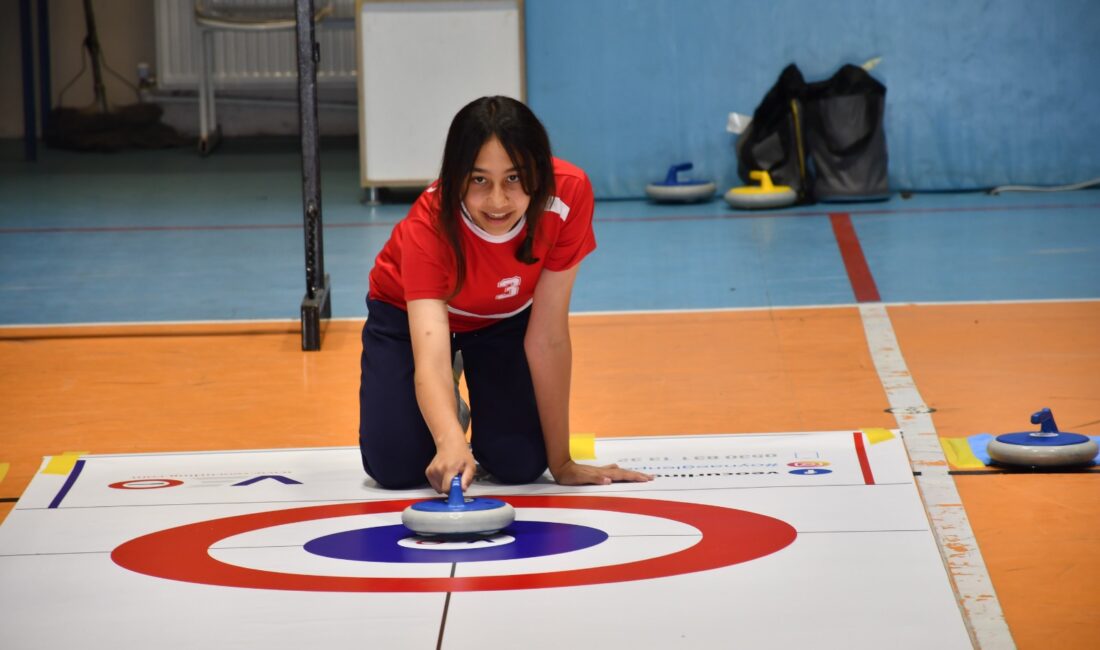 Afyonkarahisar’da düzenlenen Yıl Sonu Floor Curling Turnuvası, sporcuların kıyasıya mücadelesine