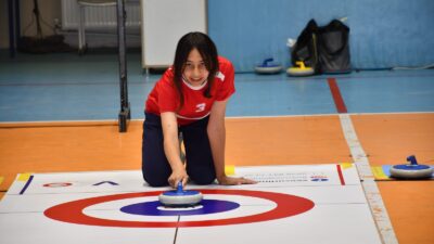 Afyonkarahisar’da düzenlenen Yıl Sonu Floor Curling Turnuvası, sporcuların kıyasıya mücadelesine