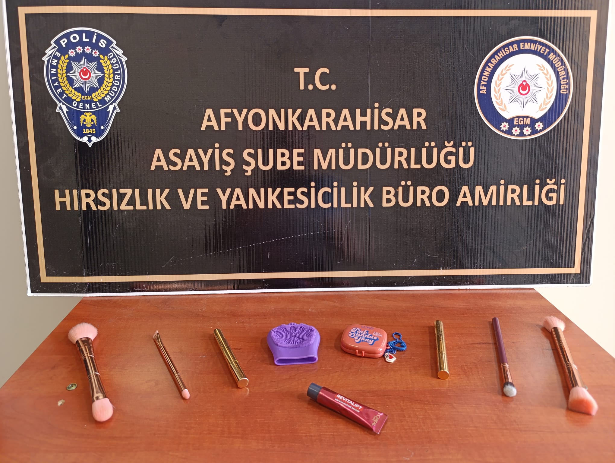 Afyonkarahisar İl Emniyet Müdürlüğü ekipleri, kent genelinde asayişi, huzur ve
