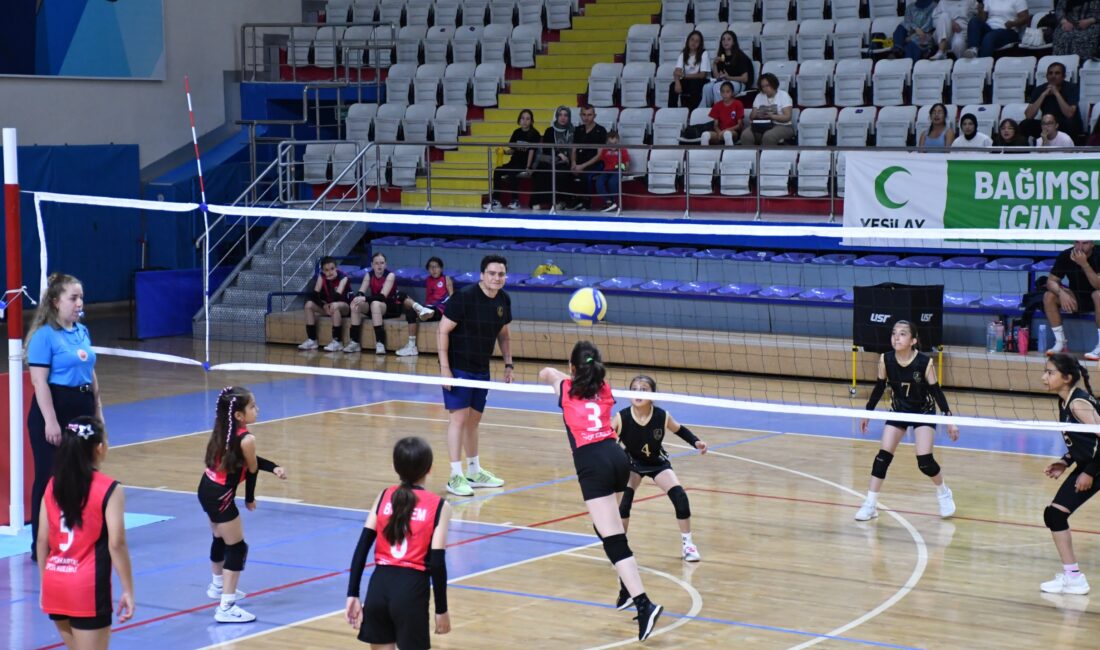Afyonkarahisar’da düzenlenen Mini Kızlar Voleybol Müsabakaları, oynanan final karşılaşmalarının ardından