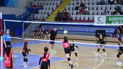 Afyonkarahisar’da düzenlenen Mini Kızlar Voleybol Müsabakaları, oynanan final karşılaşmalarının ardından