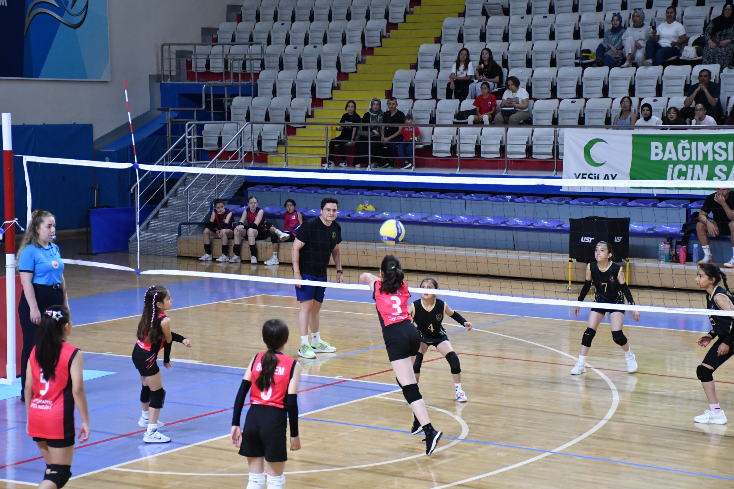 Afyonkarahisar’da düzenlenen Mini Kızlar Voleybol Müsabakaları, oynanan final karşılaşmalarının ardından