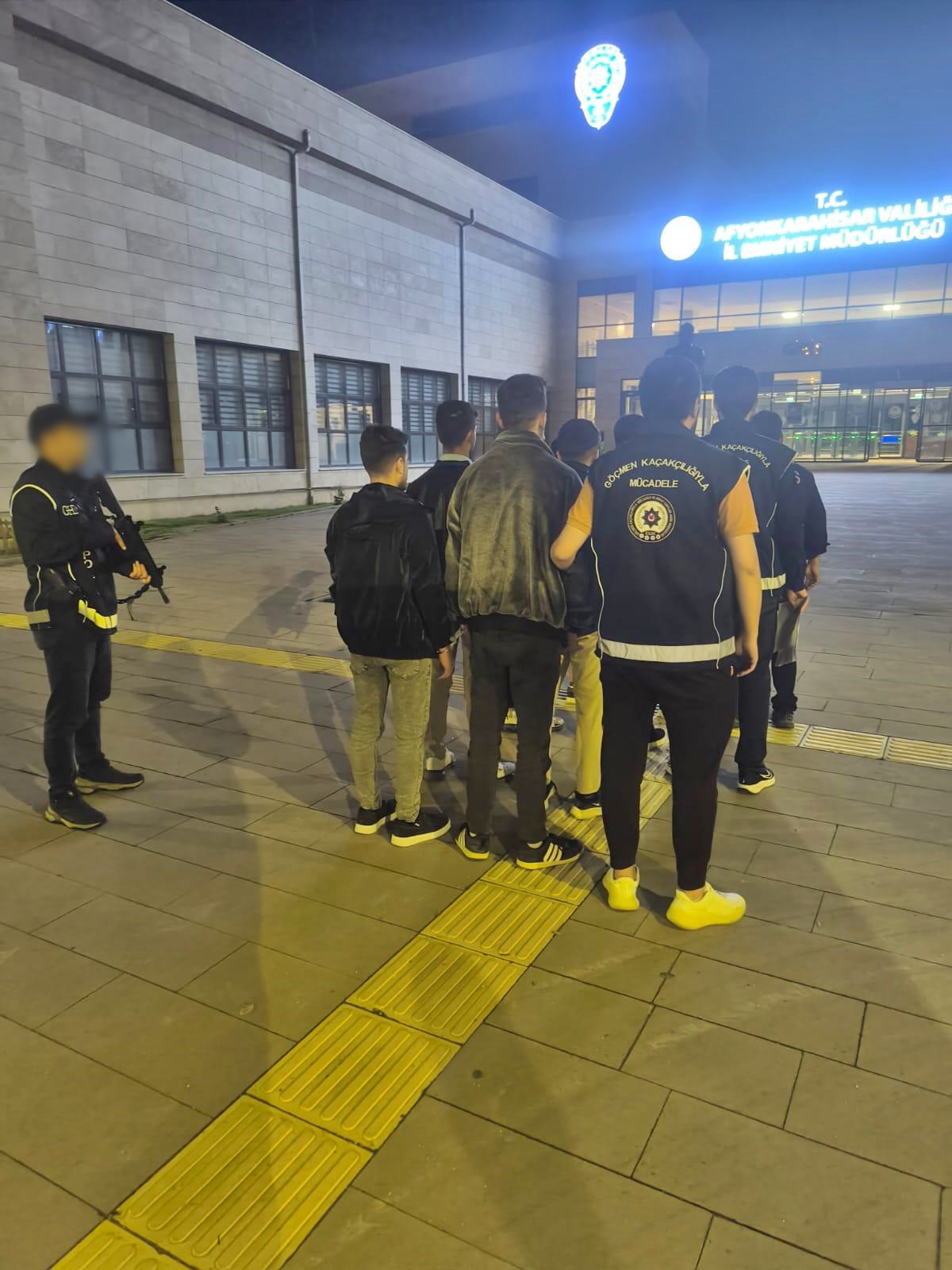Afyonkarahisar İl Emniyet Müdürlüğü ekipleri, kent genelinde göçmen kaçakçılığının önlenmesi